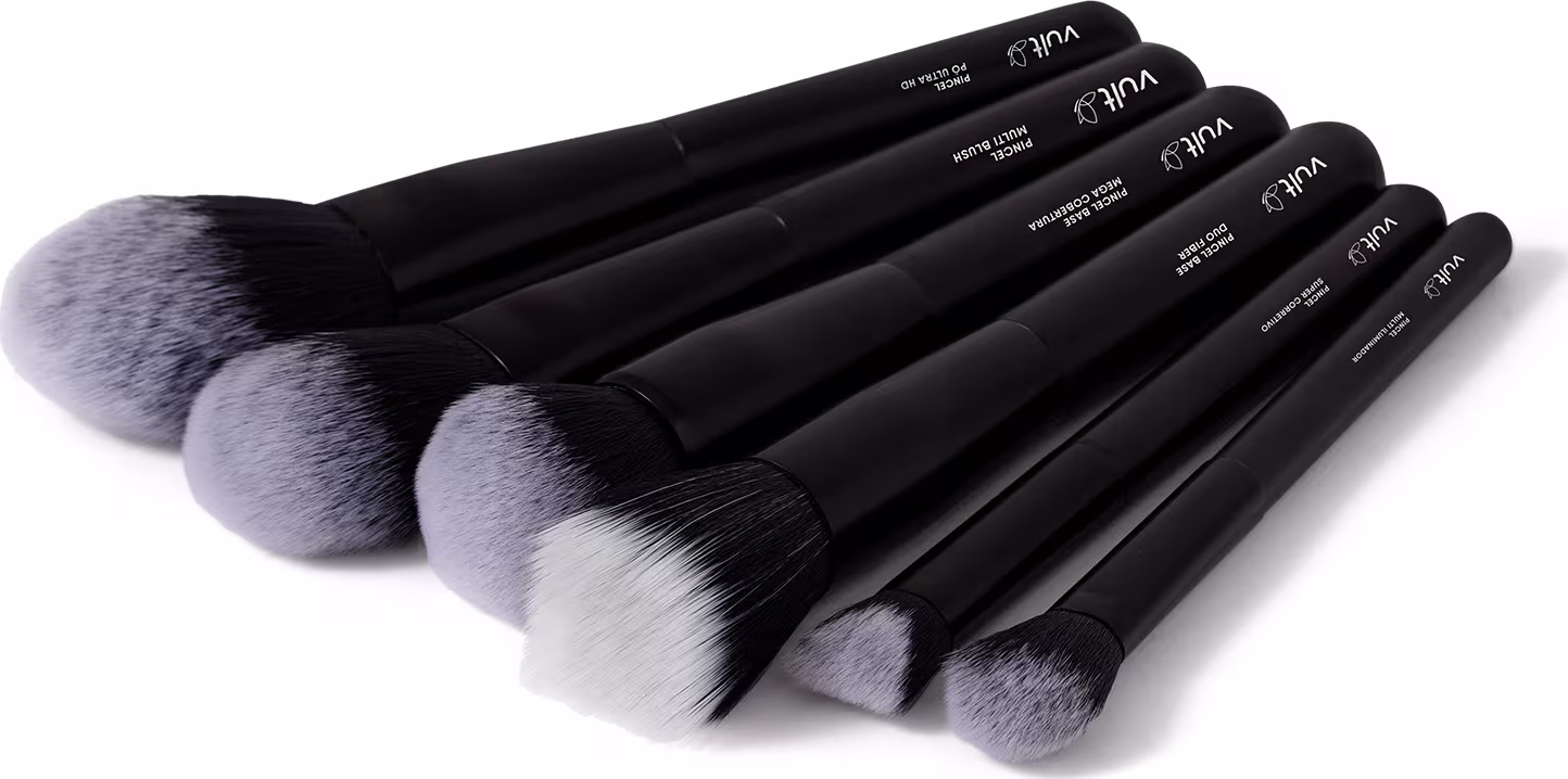 São pincéis de maquiagem da marca Vult. Há seis pincéis de diferentes tamanhos e formatos, todos com cabos pretos. Os cabos são alongados, com a marca "Vult" impressa em letras brancas. As cerdas têm formatos para diferentes aplicações de maquiagem.