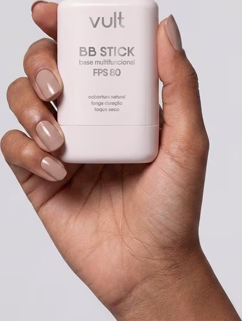 Caixa branca com logotipo "Vult" contendo o produto "BB Stick" da marca, com descrição "base multifuncional FPS 80" e informações sobre a cobertura e acabamento do produto.