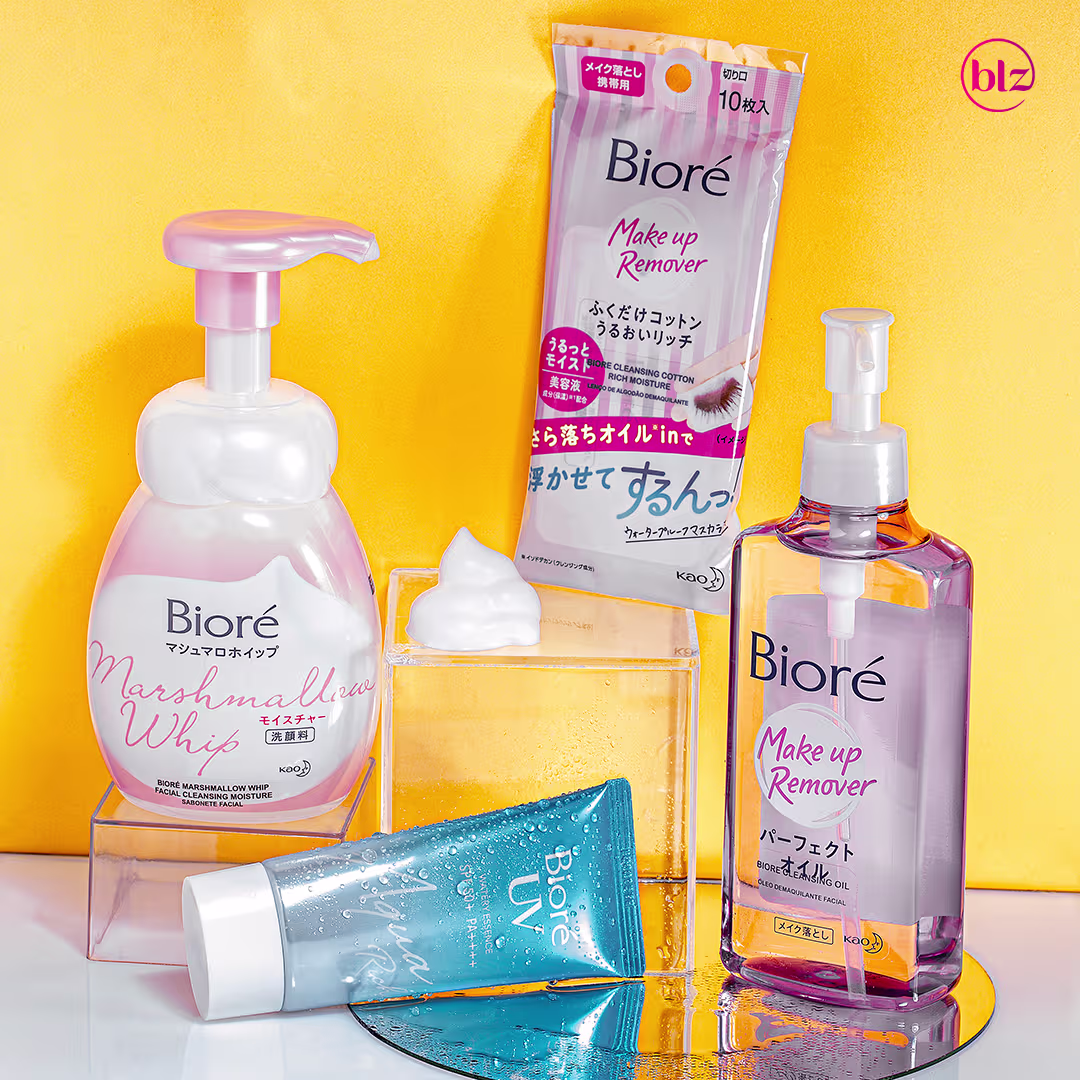 A imagem mostra linha de produtos da marca Bioré, incluindo demaquilantes Make Up Remover e protetor solar Aqua Rich
