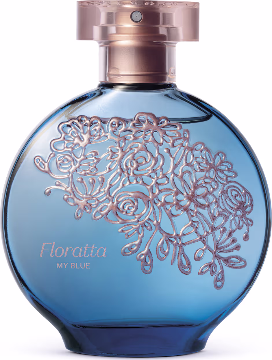 Perfume em frasco de vidro azul e rosa. O frasco tem formato arredondado com detalhes em rosa metálico formando um padrão floral na parte frontal. A tampa é rosa metálica. O rótulo indica "Floratta My Blue" na parte inferior do frasco.