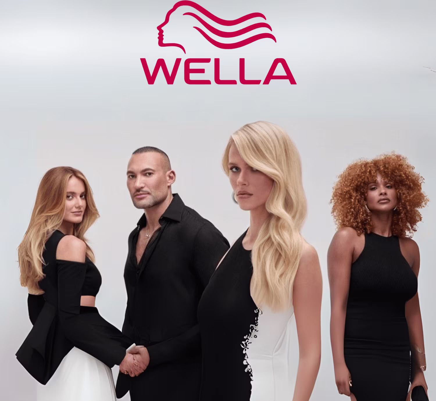 A imagem apresenta um grupo de quatro pessoas, incluindo o cabelereiro Romeu Felipe, vestidas com roupas pretas, posando em um fundo branco com o logotipo da marca Wella Professionals.