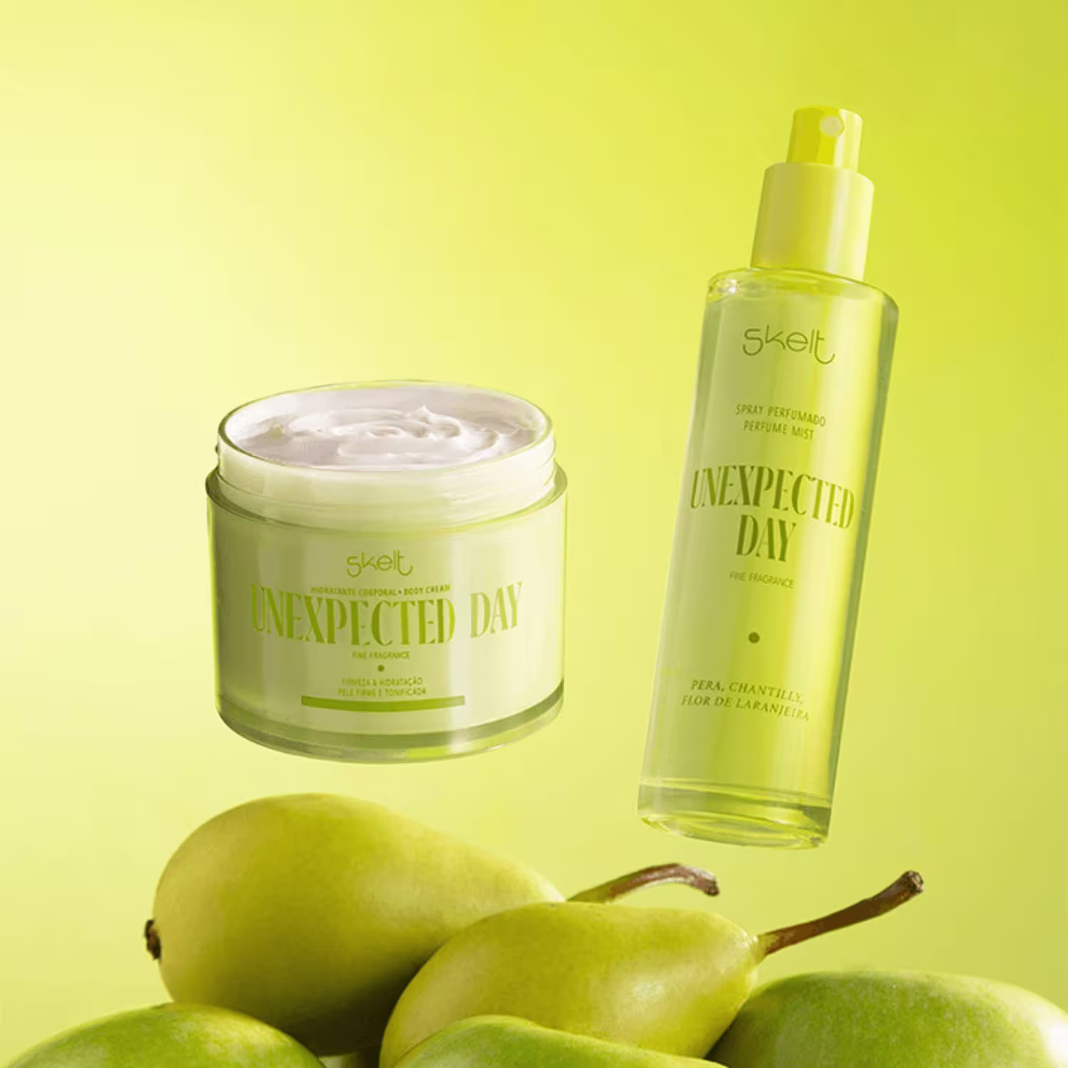 Produtos de beleza da marca Skelt: um frasco de spray perfumado e um pote de creme corporal, ambos com embalagens em tons de amarelo e verde, exibindo o texto "Unexpected Day".