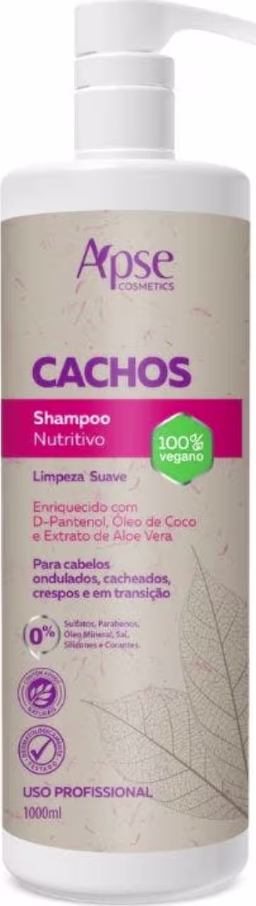 Shampoo nutritivo da marca Apice Cosmetics, chamado "Cachos".  O rótulo indica que o produto é 100% vegano e contém ingredientes como D-pantenol, óleo de coco e extrato de aloe vera.