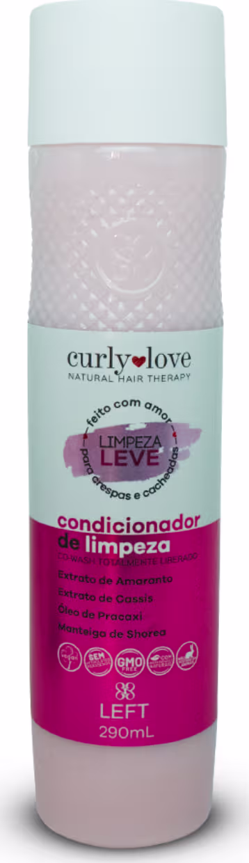 A imagem mostra um frasco plástico de condicionador para cabelos cacheados da linha Curly Love. O frasco 290ml é branco e rosa, com o rótulo indicando que é um "Condicionador de Limpeza Leve". O produto é vegano, sem sulfato, sem sal e sem óleo mineral.