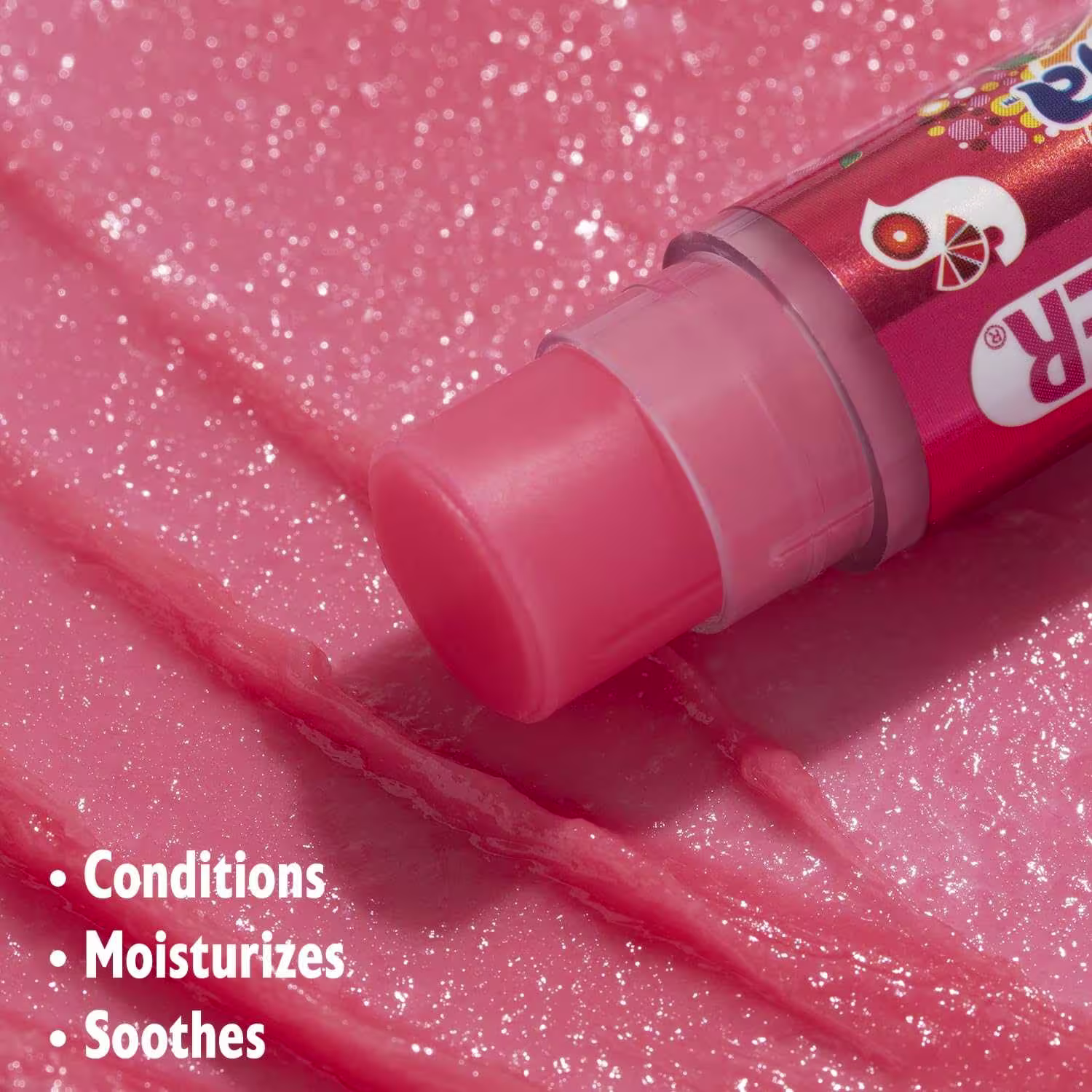 Produto de maquiagem labial em embalagem plástica cilíndrica vermelha. A embalagem apresenta detalhes decorativos coloridos e o logotipo da marca Lip Smacker. O produto é um batom ou hidratante labial de cor rosa vibrante.