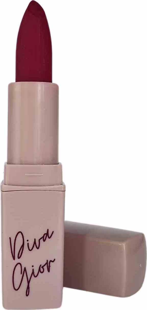 Batom em cor vinho intenso com embalagem plástica nude transparente. O rótulo na embalagem exibe o texto "Diva Gior" em letras cursivas marrons. O batom tem uma forma cilíndrica padrão com uma ponta arredondada na cor vinho.