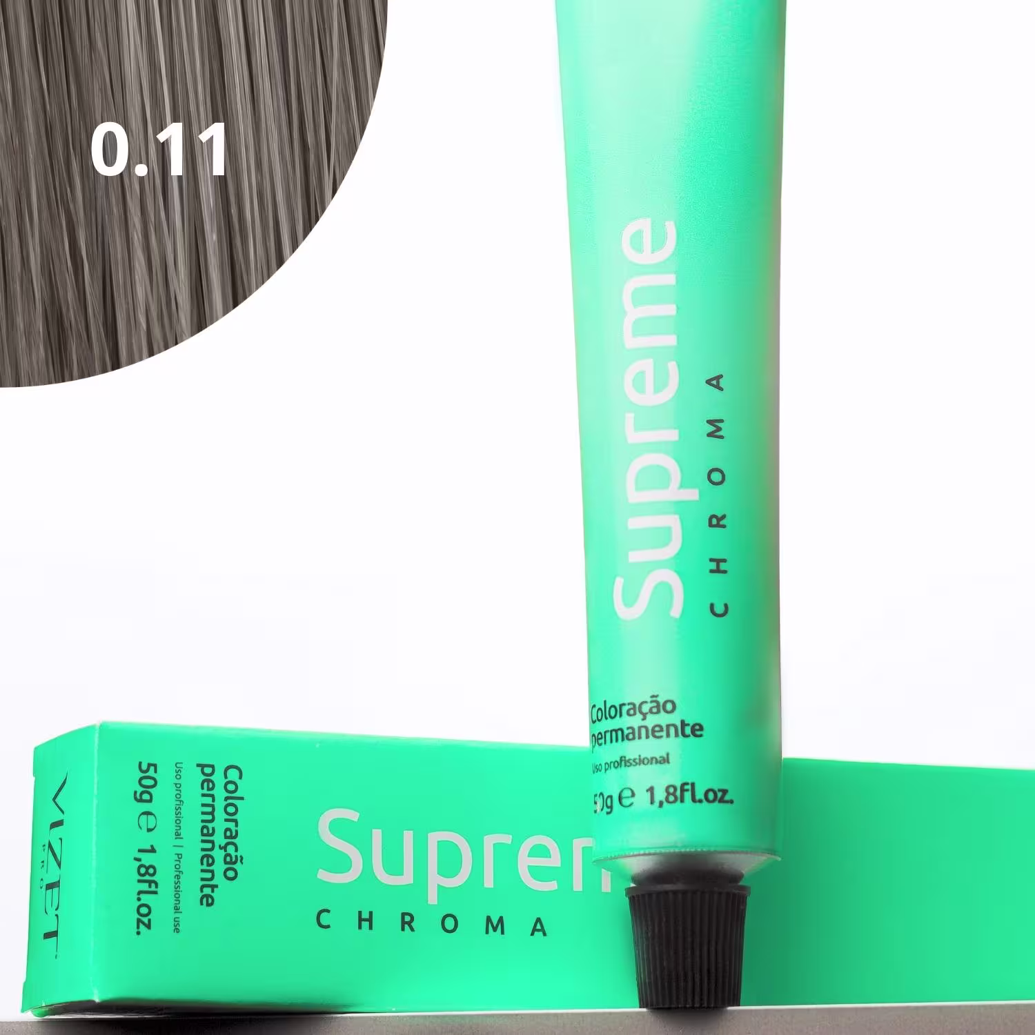 A imagem mostra a embalagem em tubo plástico verde claro com o nome da marca e produto impresso. Caixa retangular verde com detalhes do produto, incluindo a cor e o volume de 50g. No canto superior há uma pequena mecha com o tom da coloração.