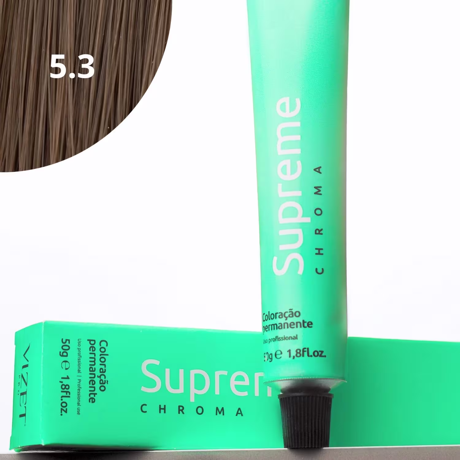 A imagem mostra a embalagem em tubo plástico verde claro com o nome da marca e produto impresso. Caixa retangular verde com detalhes do produto, incluindo a cor e o volume de 50g. No canto superior há uma pequena mecha com o tom da coloração.