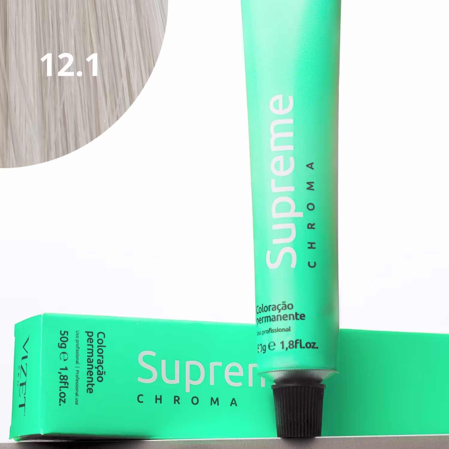 A imagem mostra a embalagem em tubo plástico verde claro com o nome da marca e produto impresso. Caixa retangular verde com detalhes do produto, incluindo a cor e o volume de 50g. No canto superior há uma pequena mecha com o tom da coloração.