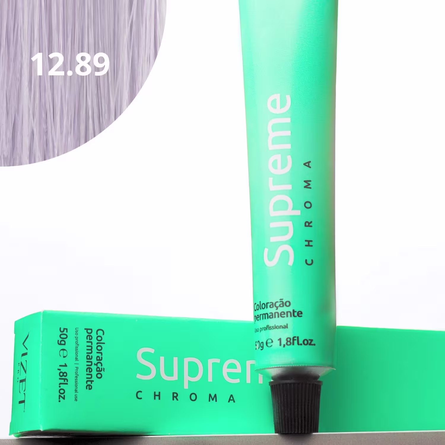 A imagem mostra a embalagem em tubo plástico verde claro com o nome da marca e produto impresso. Caixa retangular verde com detalhes do produto, incluindo a cor e o volume de 50g. No canto superior há uma pequena mecha com o tom da coloração.