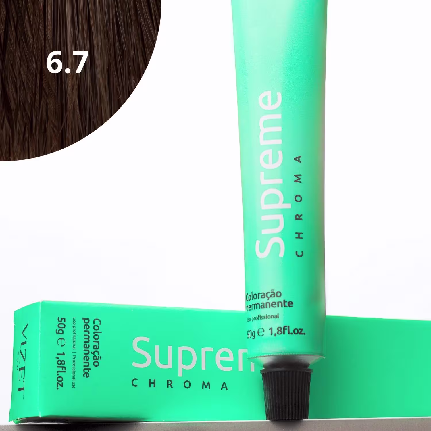 A imagem mostra a embalagem em tubo plástico verde claro com o nome da marca e produto impresso. Caixa retangular verde com detalhes do produto, incluindo a cor e o volume de 50g. No canto superior há uma pequena mecha com o tom da coloração.