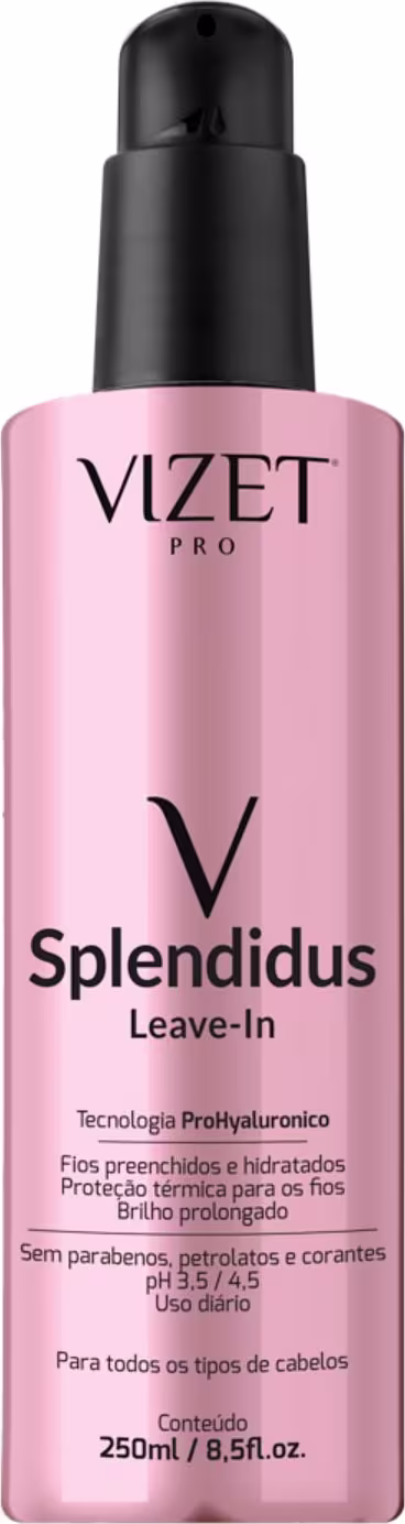 A imagem mostra uma embalagem plástica rosa claro em formato de frasco spray com tampa preta.