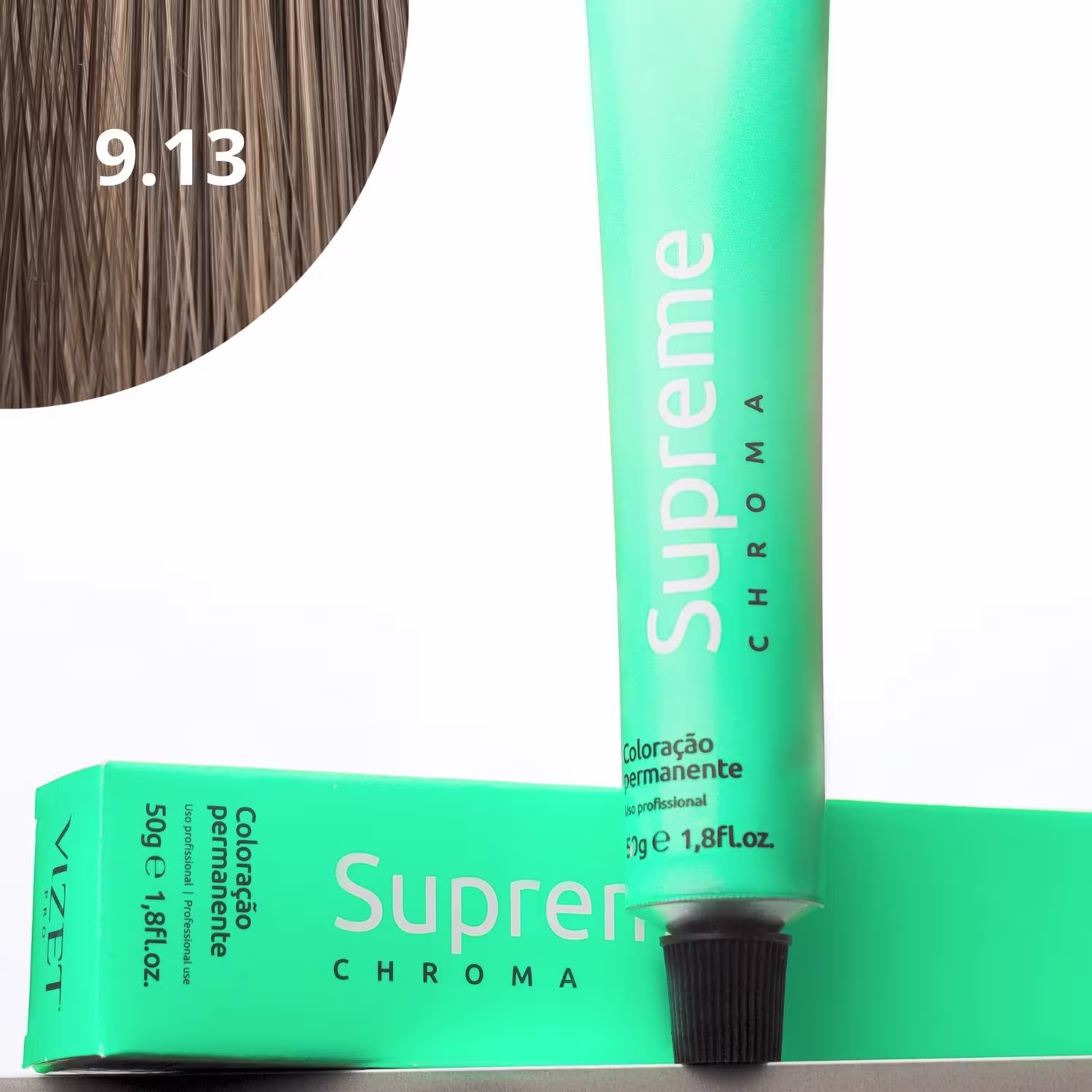 A imagem mostra a embalagem em tubo plástico verde claro com o nome da marca e produto impresso. Caixa retangular verde com detalhes do produto, incluindo a cor e o volume de 50g. No canto superior há uma pequena mecha com o tom da coloração.