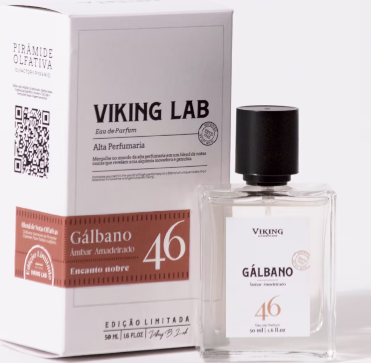 Perfume Viking em embalagem composta por frasco de vidro transparente com tampa preta e caixa externa branca. A caixa exibe o logotipo "Viking Lab" e o nome do perfume "Gálbano Âmbar Amadeirado 46" em texto preto e marrom.