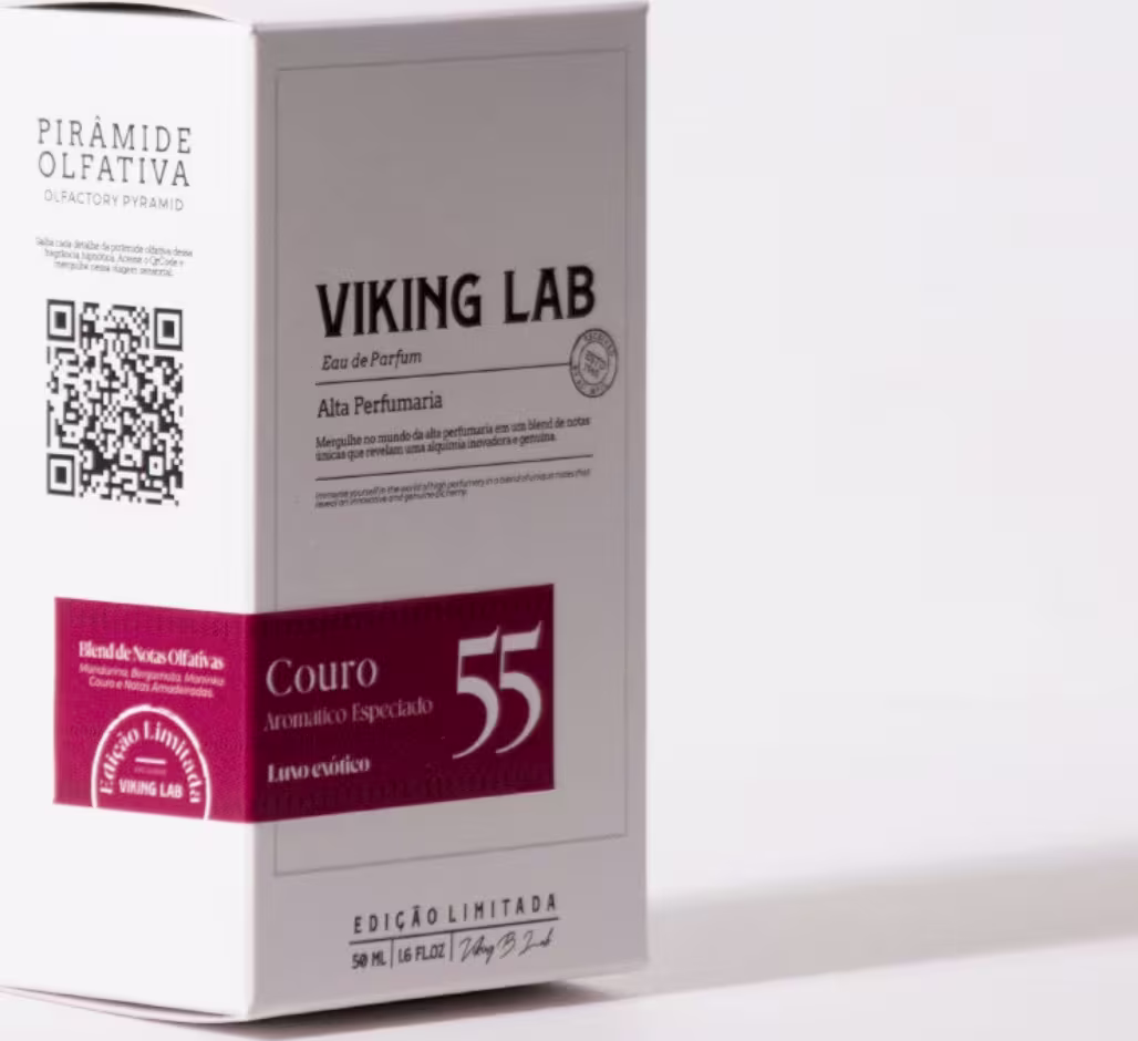 Perfume em embalagem de caixa retangular branca com detalhes em vermelho e cinza. A caixa apresenta o nome "Viking Lab" e a descrição "Alta Perfumaria" em letras pretas.