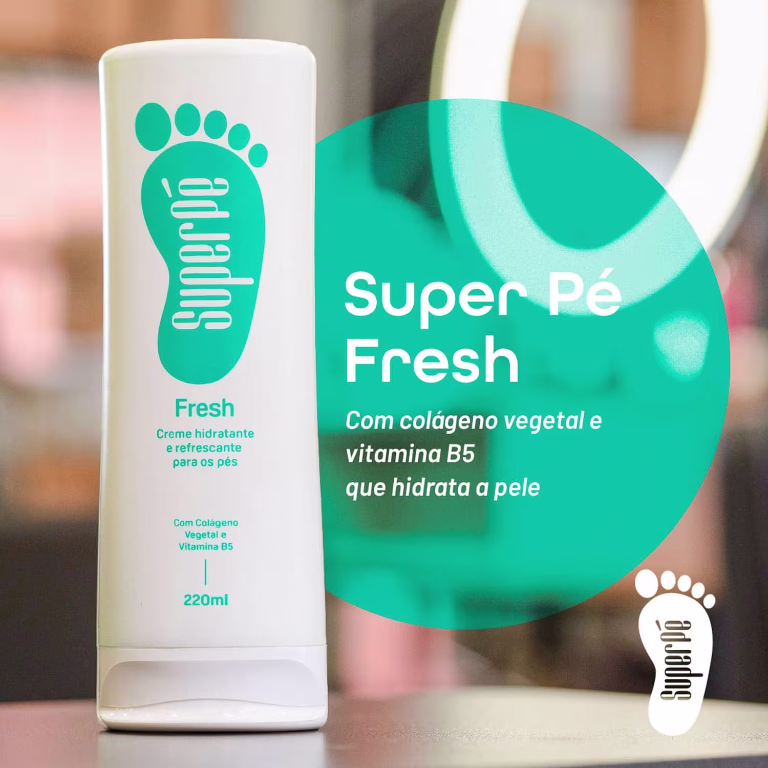 Frasco branco de 220ml com rótulo verde contendo o logotipo de uma pegada e o nome "Fresh". Ao lado, um disco verde com texto branco "Super Pé Fresh" e informações sobre conter colágeno vegetal e vitamina B5 que hidrata a pele.