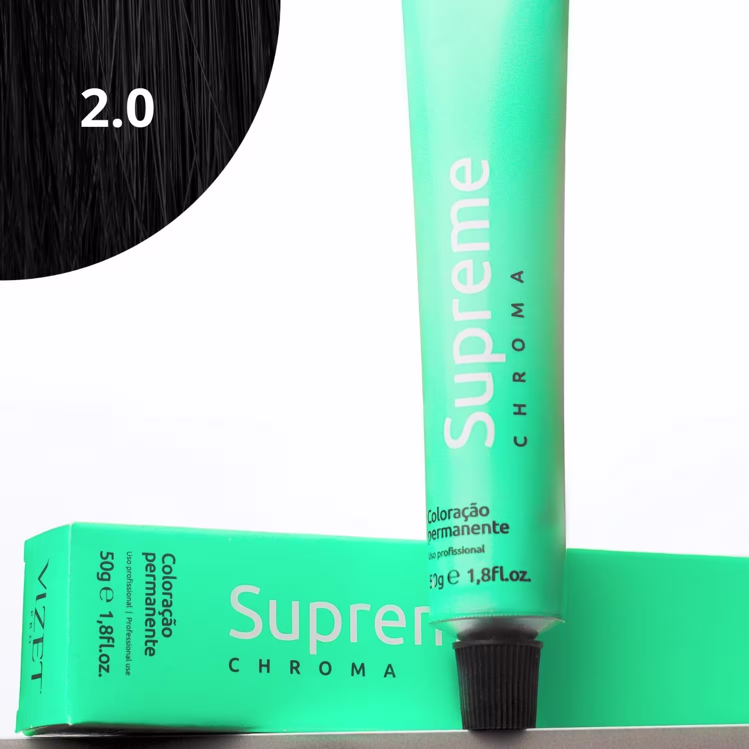 A imagem mostra a embalagem em tubo plástico verde claro com o nome da marca e produto impresso. Caixa retangular verde com detalhes do produto, incluindo a cor e o volume de 50g. No canto superior há uma pequena mecha com o tom da coloração.