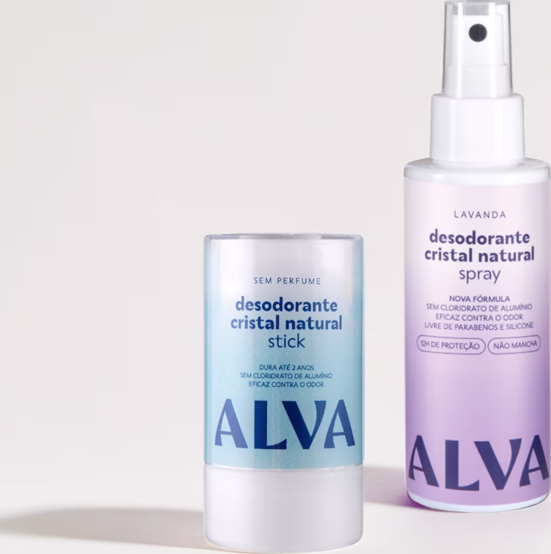 Dois produtos de desodorante cristal natural da marca ALVA: um desodorante em bastão e um spray, ambos com embalagens brancas e azuis, exibindo o nome da marca e informações sobre a fórmula sem perfume e sem parabenos.