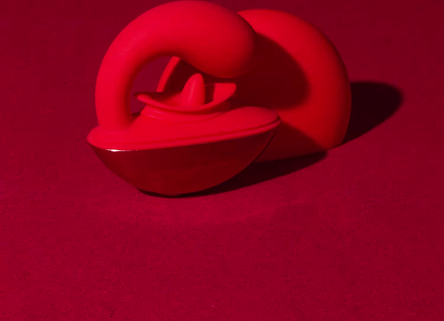 Vibrador Penetração e Língua Désir Atelier Surprise Vermelho em fundo vermelho