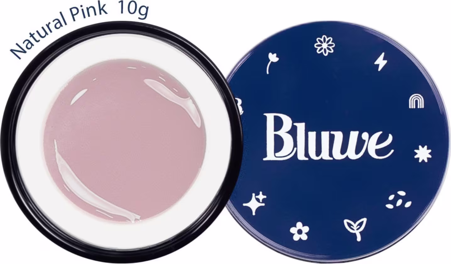 A imagem mostra produto da marca Bluwe. Um pote redondo azul aberto, exibindo o conteúdo de cor rosa claro. Ao lado, há a tampa azul marinho com detalhes florais e o logotipo "Bluwe" em letras brancas.