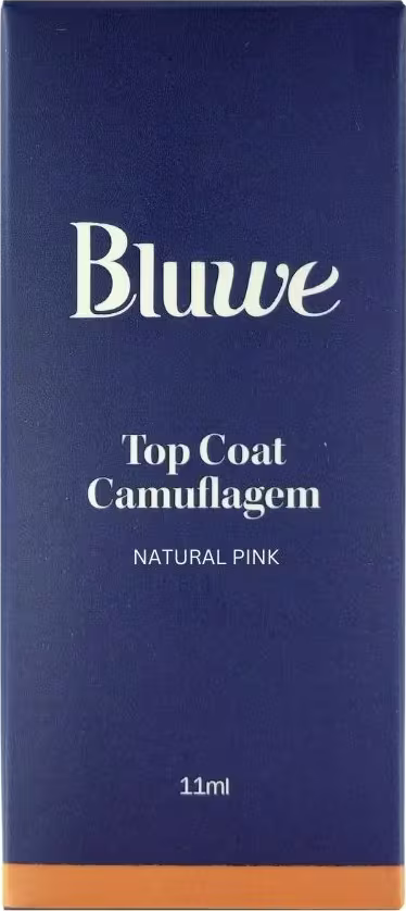 A imagem mostra a caixa do Top Coat Camuflagem da marca Bluwe. Embalagem retangular de papel na cor azul marinho com detalhes em dourado.