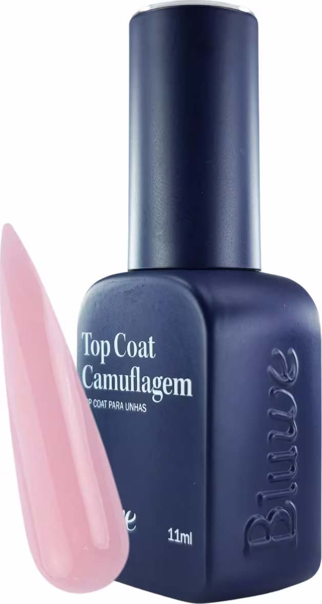 A imagem mostra o top coat camuflagem da marca Bluwe, com frasco azul marinho opaco com tampa da mesma cor. Parte frontal com o nome do produto "Top Coat Camuflagem" e a descrição "top coat para unhas" em letras brancas. Traz amostra de cor rosa