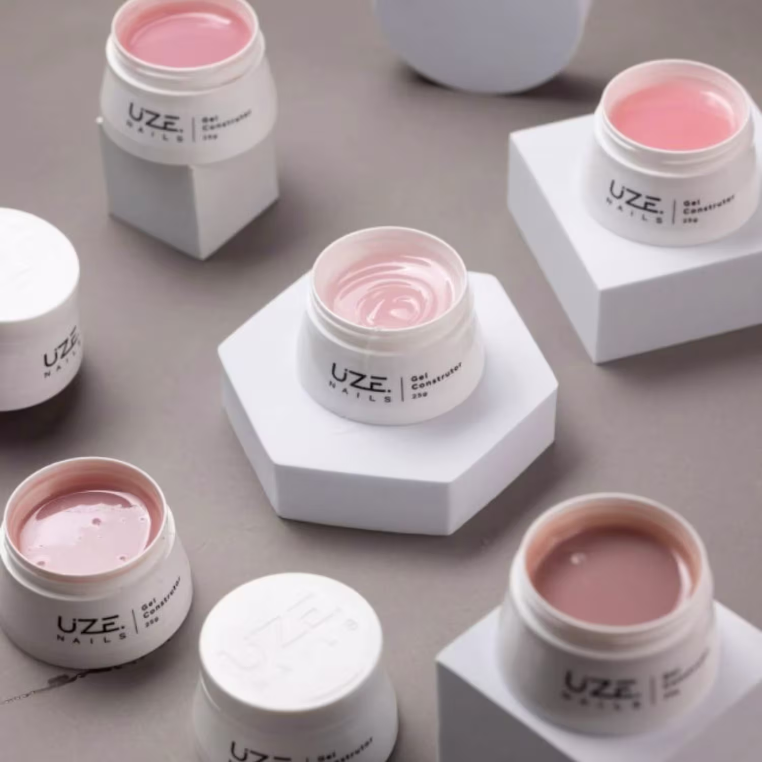 A imagem mostra vários potes do mesmo tipo de produto e cores diferentes.