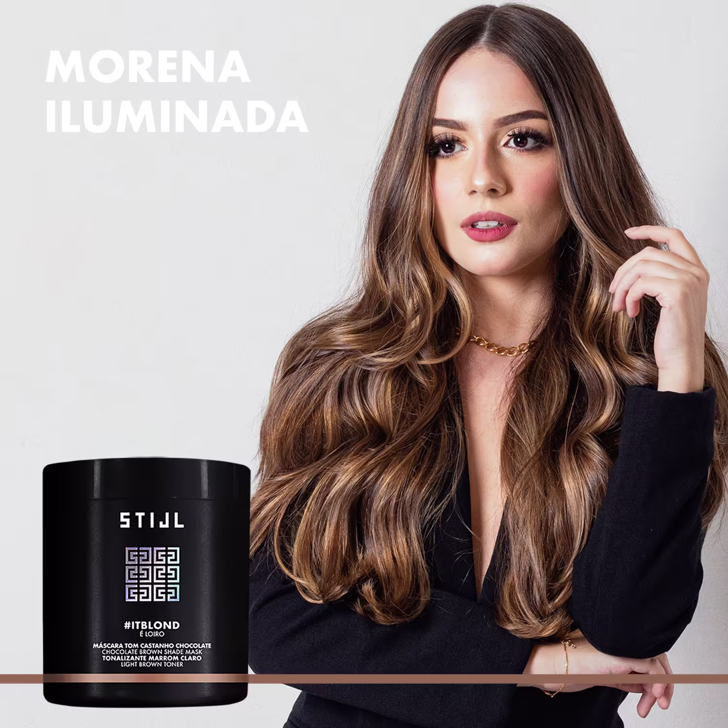 A imagem mostra uma modelo de cabelos longos e castanhos, com ondas bonitas e brilhantes.
