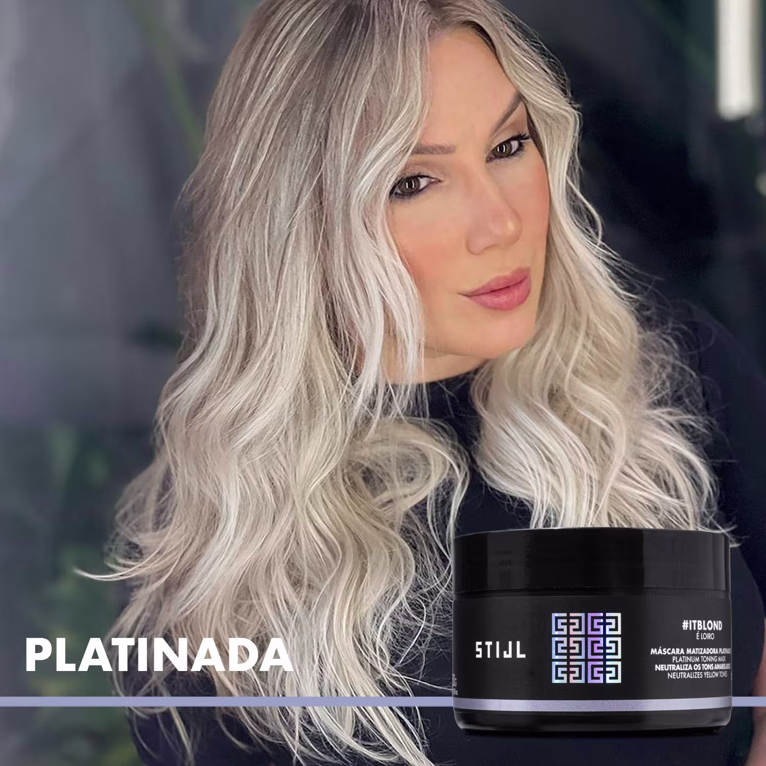 Produto para cabelos da marca Stijl. É uma máscara matizadora em tom loiro platinado, apresentada em um frasco preto com detalhes geométricos em relevo. O rótulo destaca o nome "Platinado" e a linha "#ItBlond" em letras brancas.