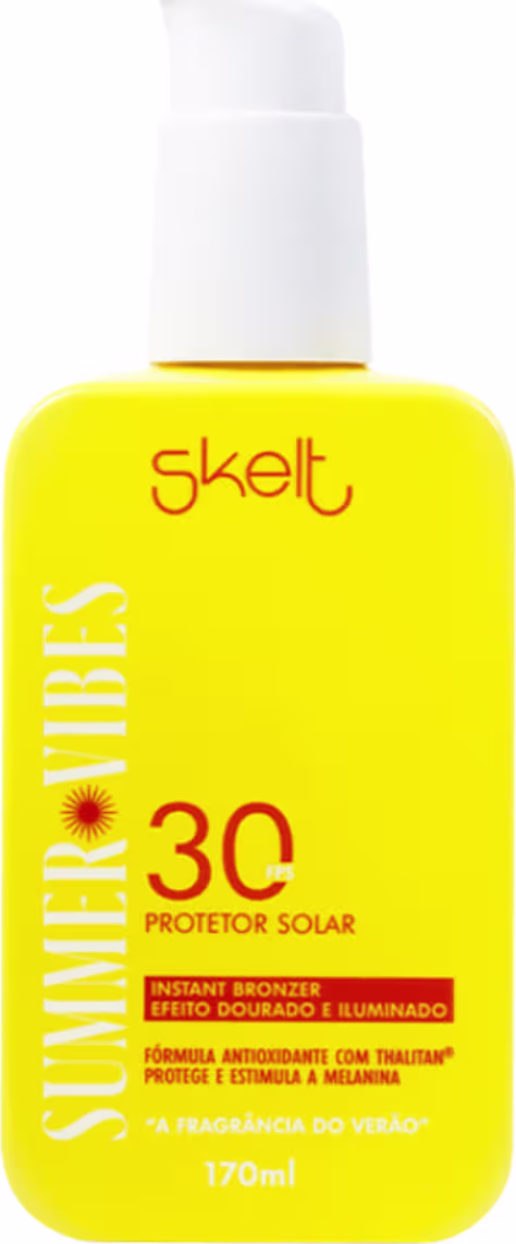 Frasco de protetor solar Skelt FPS 30, com embalagem amarela e rótulo com informações sobre o produto. Apresenta fórmula antioxidante e efeito bronzeador, com fragrância de verão.