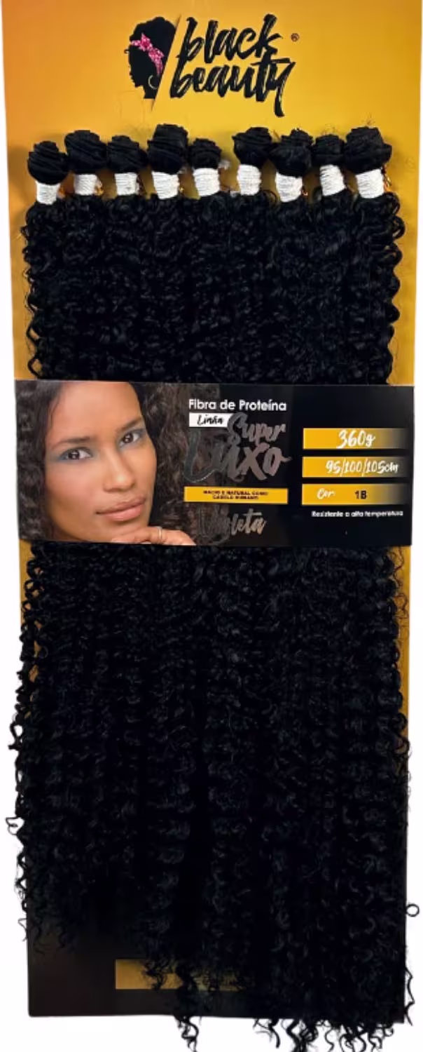 A embalagem contém várias mechas de cabelo encaracolado e volumoso, com a imagem de uma mulher no canto inferior direito. O texto na embalagem destaca as características do produto, como "Fibra de Proteína" e "Super Luxo Violeta".