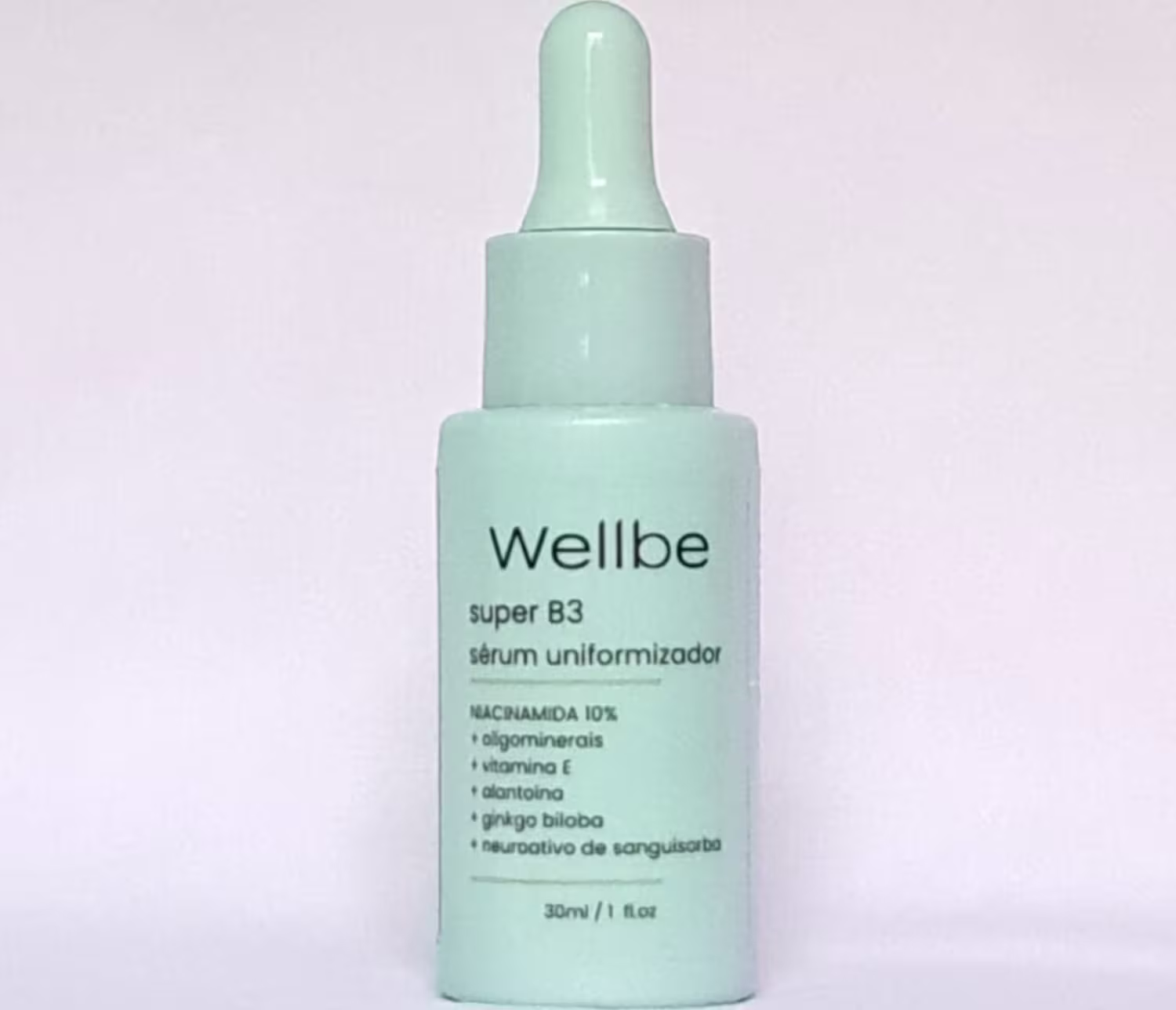 Sérum uniformizador de 30ml da marca Wellbe, chamado "super B3". O rótulo contém informações sobre os principais ingredientes, como niacinamida 10%, oligominerais, vitamina E, alantolna e ginkgo biloba. Proporciona um efeito de uniformização da pele.