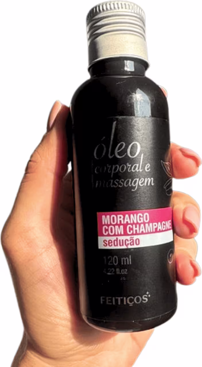 Mão feminina exibe o Óleo de Massagem Feitiços Aromáticos Morango com Champanhe