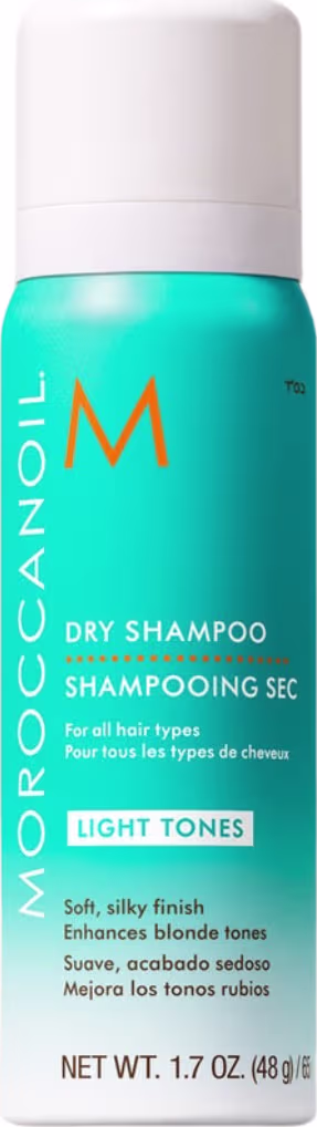 A imagem mostra o Shampoo a Seco Moroccanoil Dry Shampoo Light Tones, em embalagem cilíndrica na cor azul turquesa e tampa branca. Apresenta o logotipo "M" em laranja e o texto "Moroccanoil Dry Shampoo" em letras brancas sobre o fundo azul.