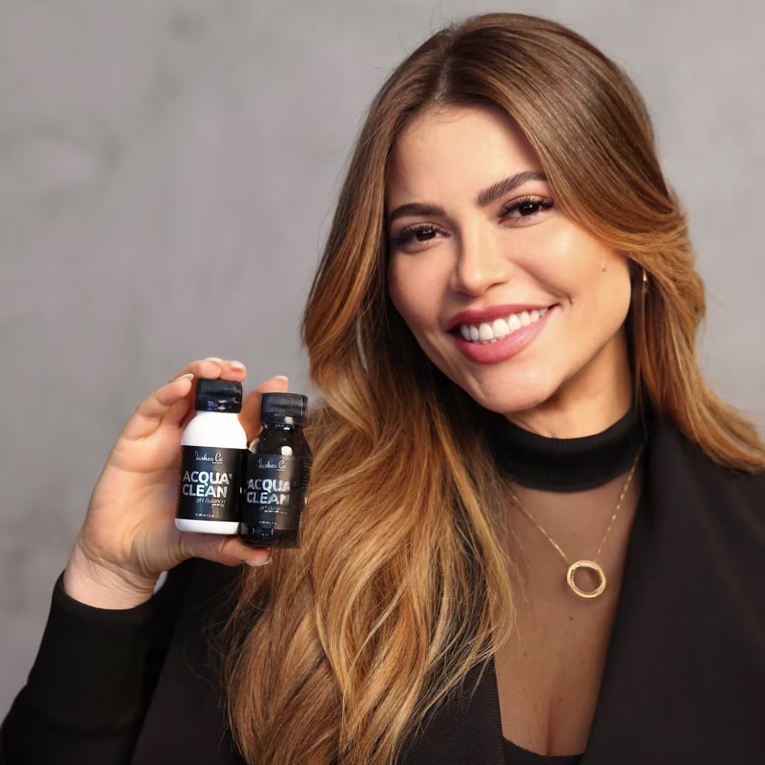 A fundadora Michelle Cabral mostra produtos da sua marca Lashes Co.