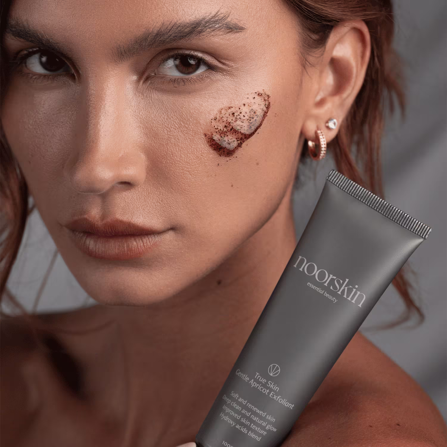 Modelo mostra a aplicação do Gel Esfoliante Facial Noorskin Essential Beauty True Skin