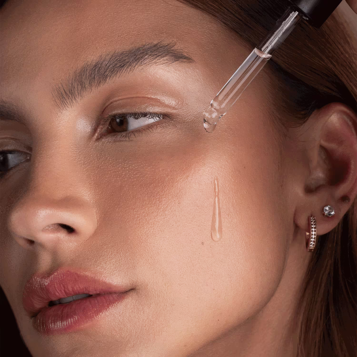 Modelo mostra a aplicação do Sérum Facial Hidratante Noorskin Essential Beauty