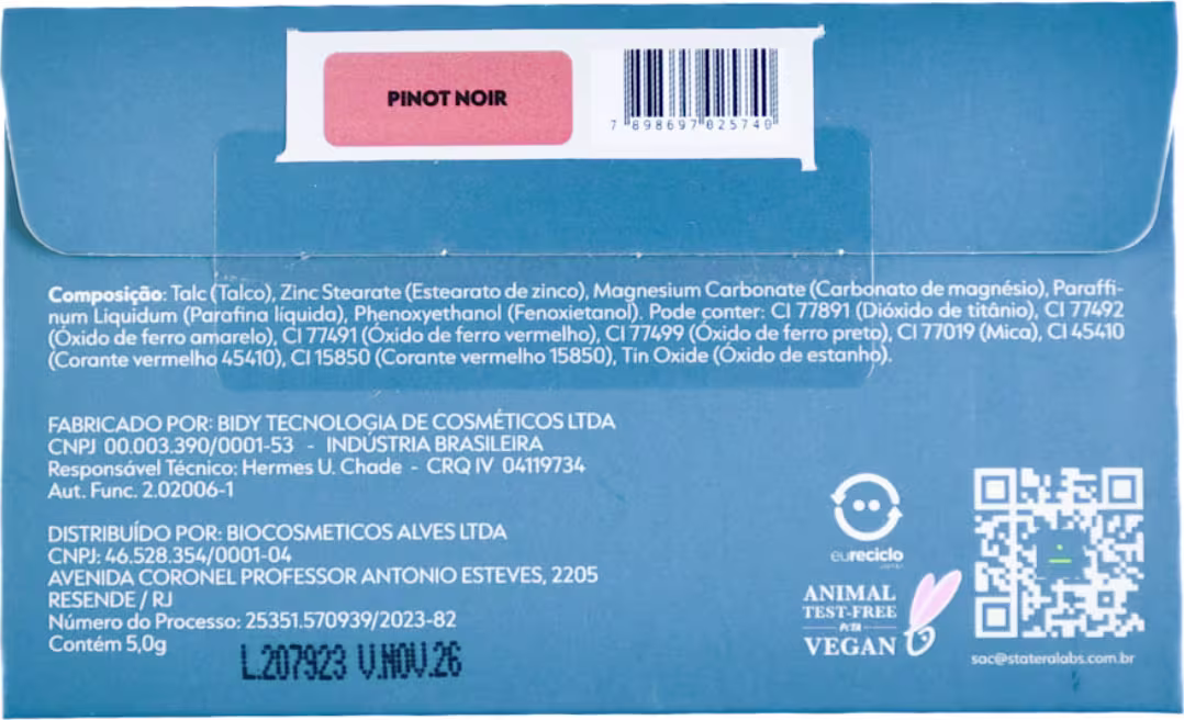 A embalagem é uma caixa de papelão azul com um rótulo rosa contendo o nome do produto. O rótulo também apresenta informações sobre a composição do produto. Há ainda um código de barras e informações sobre o fabricante e distribuidor do produto.