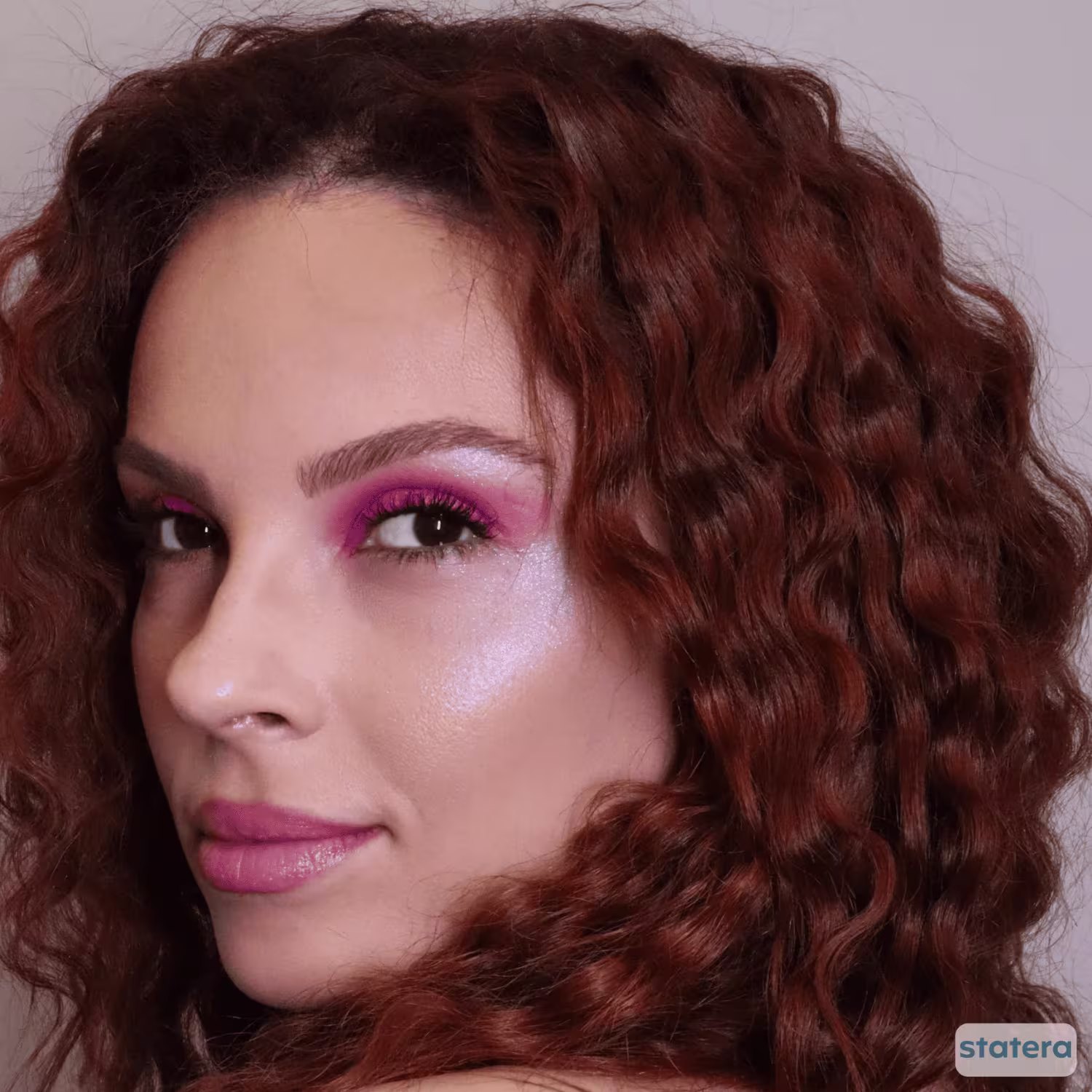 Modelo maquiada com o iluminador Statera