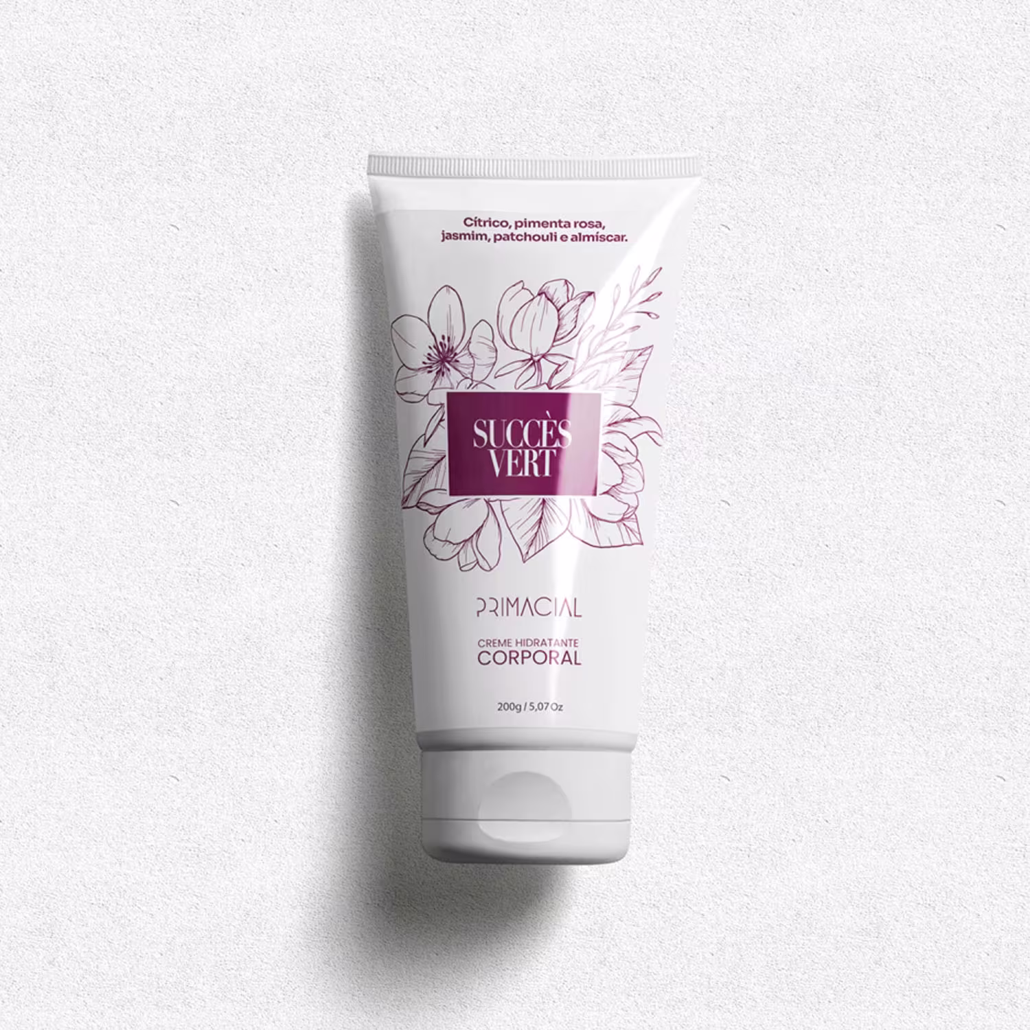 Creme hidratante corporal Primacial Succes Vert em embalagem branca com detalhes em roxo, contendo citrico, pimenta rosa, jasmim, patchouli e almíscar na composição.