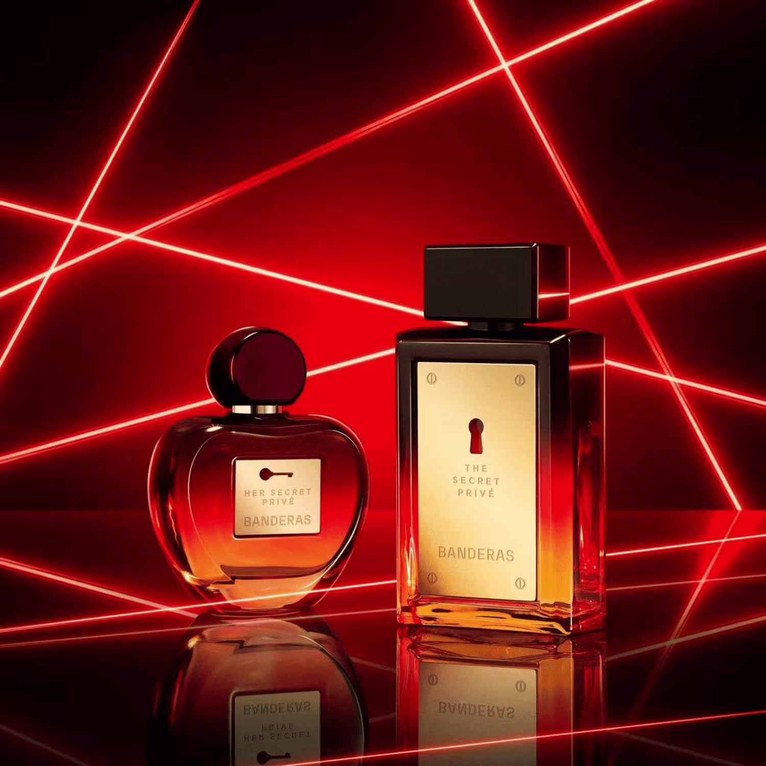 Frascos do perfume Secret Privé Banderas, um frasco do perfume feminino e outro masculino. Fundo com luzes neon.