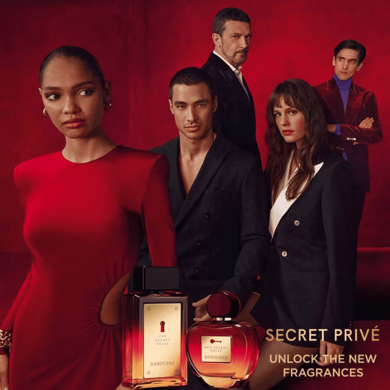 Imagem com duas mulheres e três homens em um quarto vermelho. Todos se vestem de maneira elegante e estão olhando de maneira desconfiada. Texto diz: "Secret Privé: Unlock New Fragrances".