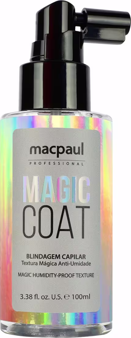 A imagem mostra o produto Magic Coat da marca Macpaul Professional. Frasco plástico transparente com rótulo  iridescente e tampa pret. Rótulo com o nome "Magic Coat" e descrição "Blindagem Capilar Textura Mágica Anti-Umidade" em letras pretas.
