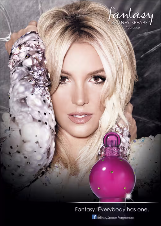 Embalagem promocional mostra Britney Spears com cabelos loiros curtos, usando um casaco estampado cinza e branco. Texto "Fantasy. Everybody has one." (Fantasia. Todo mundo tem uma.) e o logotipo do Facebook Britney Spears Fragrances.