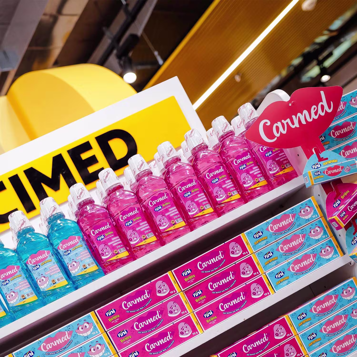 Prateleira com produtos Cimed Carmed Fini