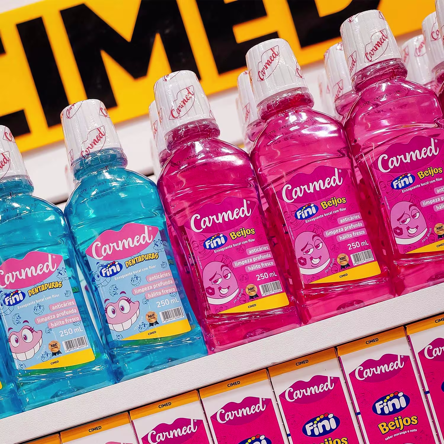 Prateleira com Enxaguante Bucal Carmed Fini Dentadura 250ml