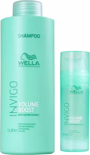 A imagem mostra dois produtos de Wella Professionals Invigo Volume Boost. Um shampoo grande de 1L e uma máscara capilar pequena. Ambos frascos são cilíndricos na cor azul claro.