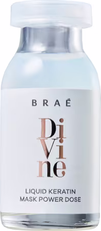 Ampola capilar da marca Braé. Rótulo branco com o nome do produto "Divine Liquid Keratin Mask Power Dose" escrito em letras pretas e douradas. O frasco tem uma tampa branca de plástico.
