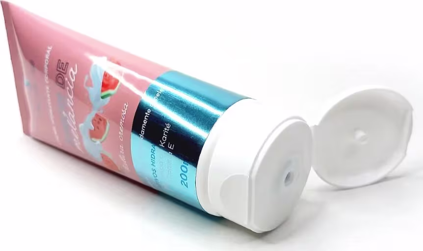 Tubo de hidratante corporal Maurélio Neto, com embalagem rosa e azul, contendo 200 ml do produto. O rótulo apresenta o nome da marca e informações sobre o conteúdo.