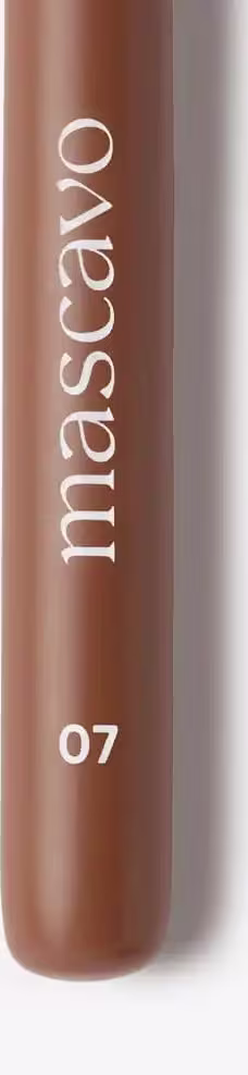 A imagem mostra o cabo do pincel com "Mascavo 07" impresso em branco. Possui um formato cilíndrico e tom de marrom